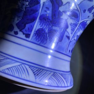 Een paar Chinese blauw-witte yenyen vazen met figuren in landschappen, Kangxi — foto 26