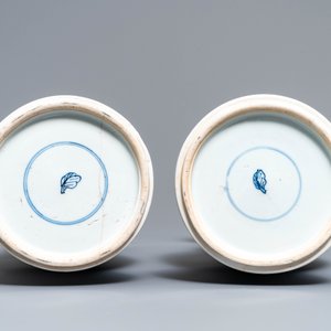 Een paar Chinese blauw-witte yenyen vazen met figuren in landschappen, Kangxi — foto 6