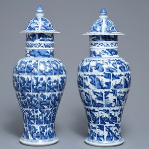 Een paar Chinese blauwwite dekselvazen met landschapsdecor in vakverdeling, Kangxi — foto 3