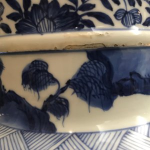 Een paar Chinese blauwwite dekselvazen met landschapsdecor in vakverdeling, Kangxi — foto 34