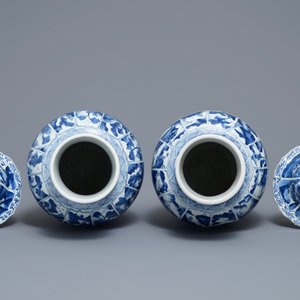 Een paar Chinese blauwwite dekselvazen met landschapsdecor in vakverdeling, Kangxi — foto 5