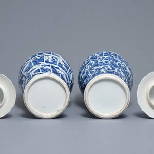 Een paar Chinese blauwwite dekselvazen met landschapsdecor in vakverdeling, Kangxi — foto 6
