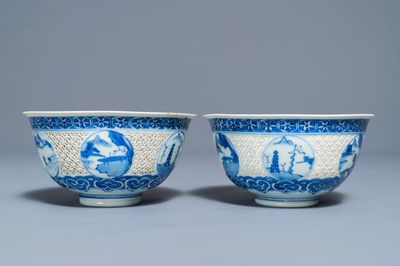 Een paar Chinese blauwwitte ajour kommen met landschapsdecor, Transitie periode
