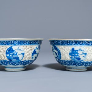 Een paar Chinese blauwwitte ajour kommen met landschapsdecor, Transitie periode — foto 3