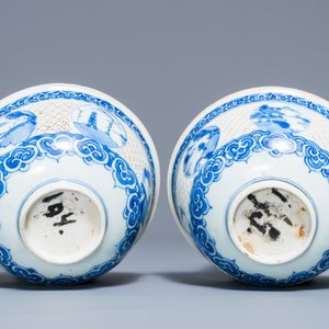 Een paar Chinese blauwwitte ajour kommen met landschapsdecor, Transitie periode — foto 6