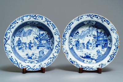 Een paar Chinese blauwwitte bassins met figuren in een tuin, Yongzheng