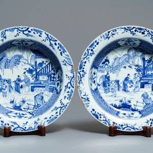 Een paar Chinese blauwwitte bassins met figuren in een tuin, Yongzheng — foto 1