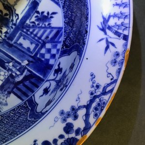 Een paar Chinese blauwwitte bassins met figuren in een tuin, Yongzheng — foto 11