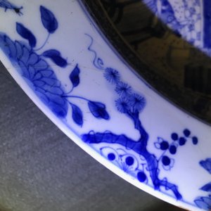 Een paar Chinese blauwwitte bassins met figuren in een tuin, Yongzheng — foto 18