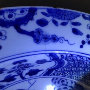 Een paar Chinese blauwwitte bassins met figuren in een tuin, Yongzheng — foto 19