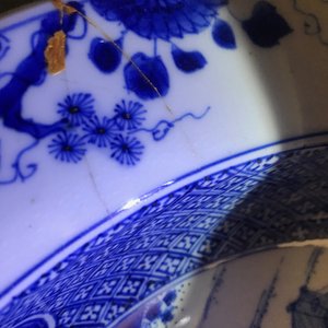 Een paar Chinese blauwwitte bassins met figuren in een tuin, Yongzheng — foto 5