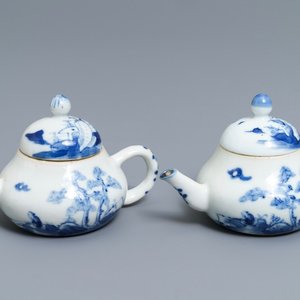 Een paar Chinese blauwwitte 'Bleu de Hue' theepotten voor de Vietnamese markt, 19e eeuw — foto 1