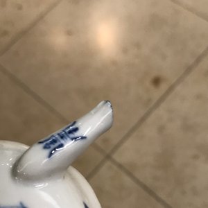 Een paar Chinese blauwwitte 'Bleu de Hue' theepotten voor de Vietnamese markt, 19e eeuw — foto 10