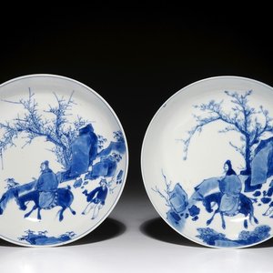 Een paar Chinese blauwwitte borden met een wijze op een ezel, Kangxi merk en periode — foto 1