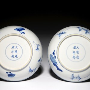 Een paar Chinese blauwwitte borden met een wijze op een ezel, Kangxi merk en periode — foto 2