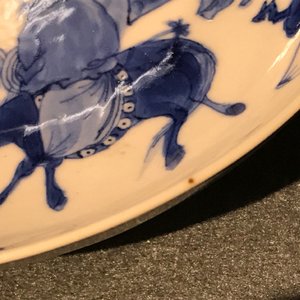 Een paar Chinese blauwwitte borden met een wijze op een ezel, Kangxi merk en periode — foto 9