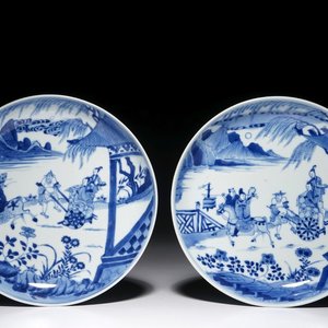 Een paar Chinese blauwwitte borden met figuren in een tuin, Kangxi — foto 1