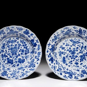 Een paar Chinese blauwwitte borden met floraal decor, Kangxi merk en periode — foto 1