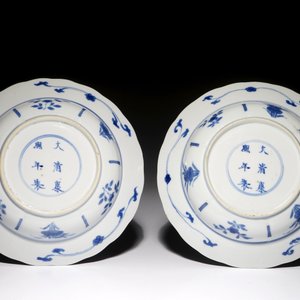 Een paar Chinese blauwwitte borden met floraal decor, Kangxi merk en periode — foto 2