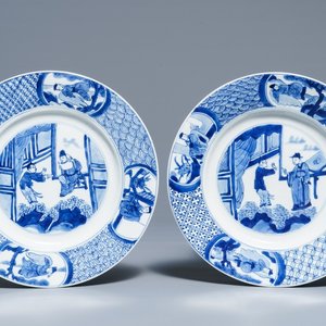Een paar Chinese blauwwitte borden met geleerden, Kangxi merk en periode — foto 1