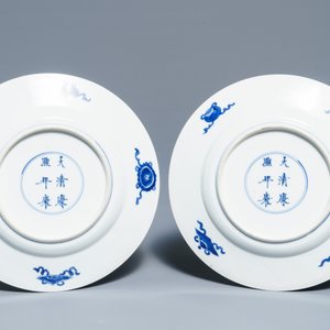 Een paar Chinese blauwwitte borden met geleerden, Kangxi merk en periode — foto 2