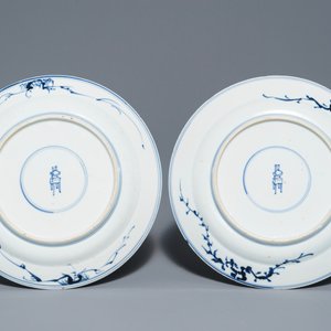 Een paar Chinese blauwwitte borden met prunusbloemen, Kangxi — foto 2
