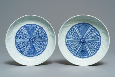 Een paar Chinese blauwwitte borden met reliëfdecor, Wanli