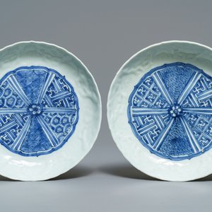 Een paar Chinese blauwwitte borden met reliëfdecor, Wanli — foto 1