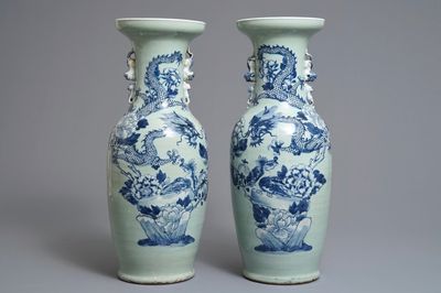 Een paar Chinese blauwwitte celadon vazen met draken en feniksen, 19e eeuw