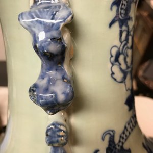 Een paar Chinese blauwwitte celadon vazen met draken en feniksen, 19e eeuw — foto 11