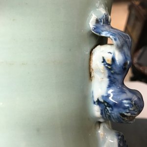 Een paar Chinese blauwwitte celadon vazen met draken en feniksen, 19e eeuw — foto 12