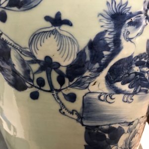 Een paar Chinese blauwwitte celadon vazen met draken en feniksen, 19e eeuw — foto 17