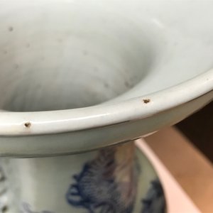 Een paar Chinese blauwwitte celadon vazen met draken en feniksen, 19e eeuw — foto 20