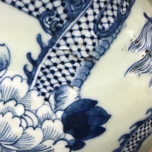 Een paar Chinese blauwwitte celadon vazen met draken en feniksen, 19e eeuw — foto 21