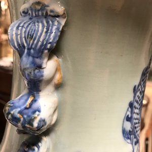 Een paar Chinese blauwwitte celadon vazen met draken en feniksen, 19e eeuw — foto 22