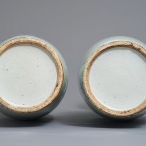 Een paar Chinese blauwwitte celadon vazen met draken en feniksen, 19e eeuw — foto 6