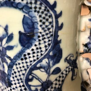 Een paar Chinese blauwwitte celadon vazen met draken en feniksen, 19e eeuw — foto 9