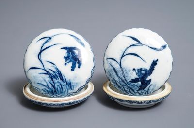 Een paar Chinese blauwwitte dekseldoosjes voor zegelwas, Republiek, 20e eeuw