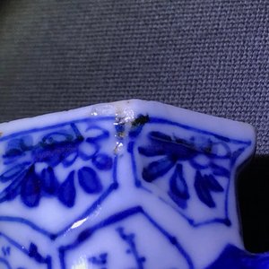 Een paar Chinese blauwwitte dekselkannen met floraal decor, Kangxi — foto 11