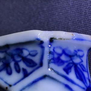 Een paar Chinese blauwwitte dekselkannen met floraal decor, Kangxi — foto 12