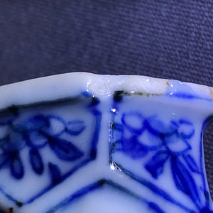 Een paar Chinese blauwwitte dekselkannen met floraal decor, Kangxi — foto 13