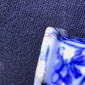 Een paar Chinese blauwwitte dekselkannen met floraal decor, Kangxi — foto 15