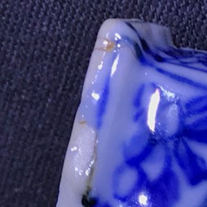 Een paar Chinese blauwwitte dekselkannen met floraal decor, Kangxi — foto 16