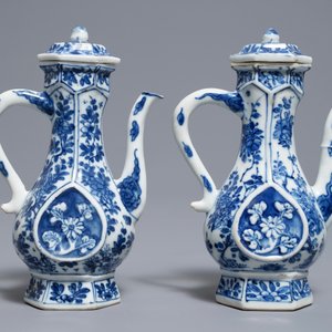 Een paar Chinese blauwwitte dekselkannen met floraal decor, Kangxi — foto 4