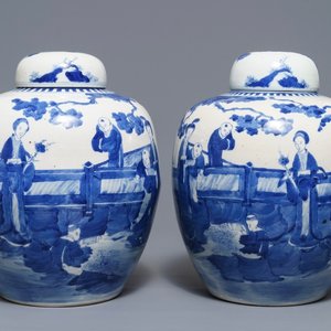 Een paar Chinese blauwwitte dekselpotten met figuren in een tuin, Kangxi merk, 19e eeuw — foto 1