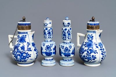 Een paar Chinese blauwwitte dekselvaasjes en een paar dekselkannetjes, Kangxi