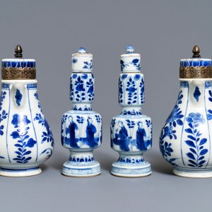Een paar Chinese blauwwitte dekselvaasjes en een paar dekselkannetjes, Kangxi — foto 3