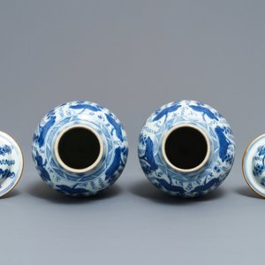 Een paar Chinese blauwwitte dekselvazen met druiventrossen, Kangxi — foto 5