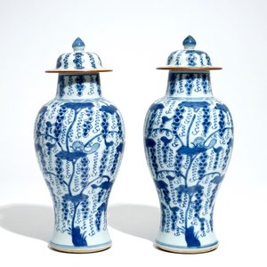 Een paar Chinese blauwwitte dekselvazen met druiventrossen, Kangxi — foto 1