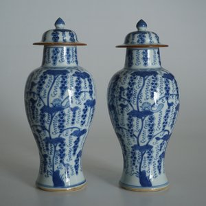 Een paar Chinese blauwwitte dekselvazen met druiventrossen, Kangxi — foto 10